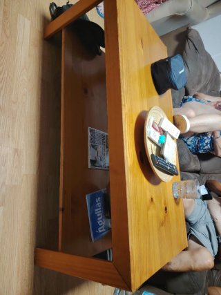 Mesa de comedor pequeña de madera