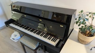 Piano de pared Yamaha C110A