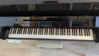 Piano de pared Yamaha C110A