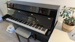 Piano de pared Yamaha C110A