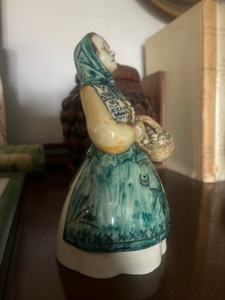 Statuina ceramica donna cesto Mario di Summo