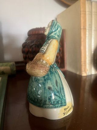 Statuina ceramica donna cesto Mario di Summo
