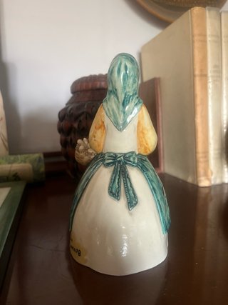 Statuina ceramica donna cesto Mario di Summo