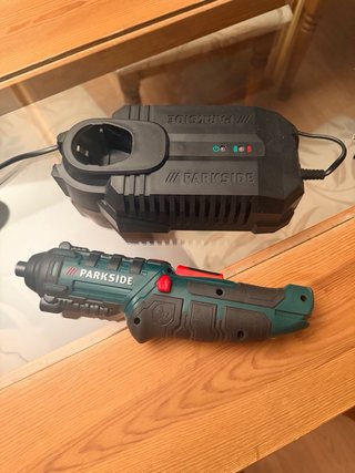 Destornillador Parkside con cargador