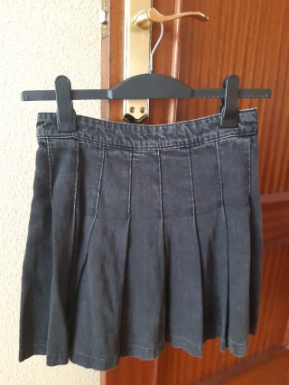 Falda vaquera gris plisada