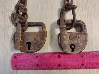 Antiguos candados de hierro con cadena