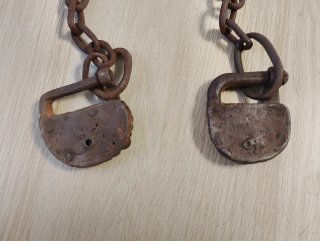 Antiguos candados de hierro con cadena