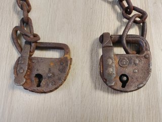 Antiguos candados de hierro con cadena