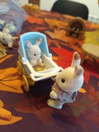 Carrito Bebé Sylvanian Family + sonajero