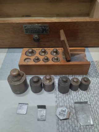 Báscula de precisión antigua