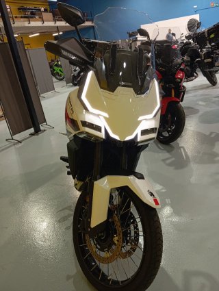 ZONTES Adventure Moto Blanca y Roja