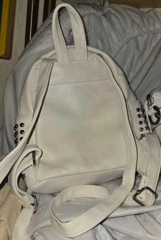 Conjunto Mochila y Bolso Blanco Tachuelas