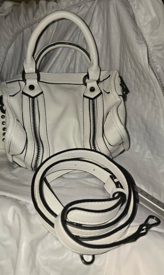 Conjunto Mochila y Bolso Blanco Tachuelas