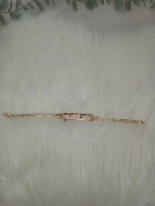 Pulsera dorada con placa