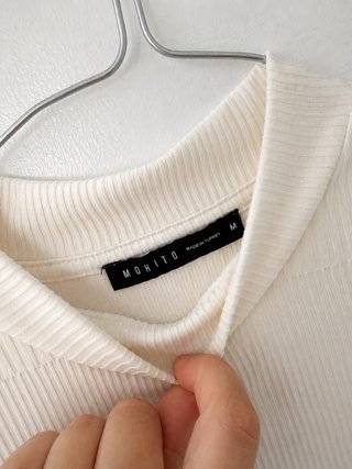 Jersey beige de cuello alto y manga corta