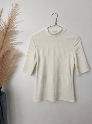 Jersey beige de cuello alto y manga corta