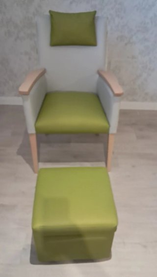 4 Butacas verde y blancas, y un reposapies verde