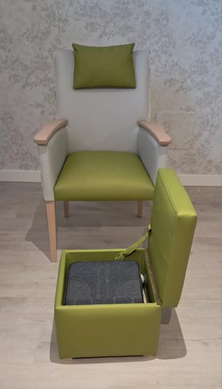 4 Butacas verde y blancas, y un reposapies verde