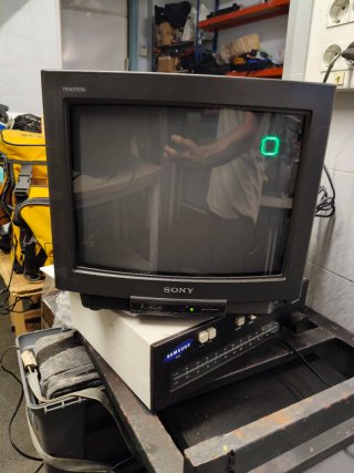 Sony Trinitron 14" CRT KV-M1420E – funcionando