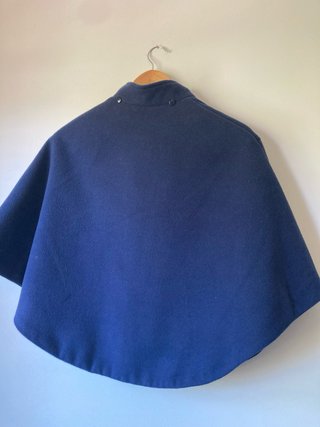 Poncho niña azul con cierre de madera T10