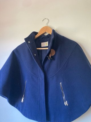 Poncho niña azul con cierre de madera T10