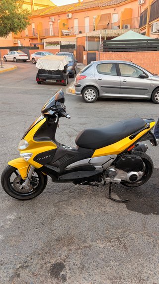 Gilera Runner 200cc Scooter Amarillo