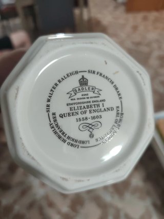 Tetera inglesa de porcelana decorada