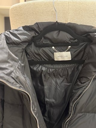 Abrigo acolchado Marella negro, con plumas