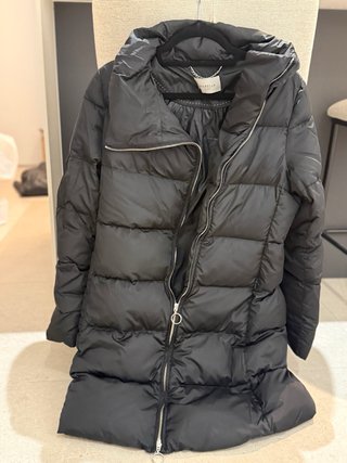 Abrigo acolchado Marella negro, con plumas