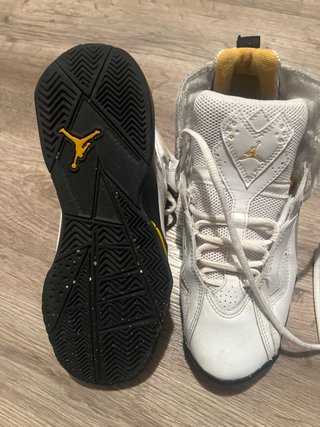 Zapatillas Jordan Blancas y Amarillas