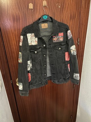Chaqueta negra con botones