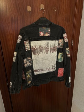Chaqueta negra con botones