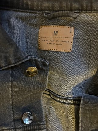 Chaqueta negra con botones