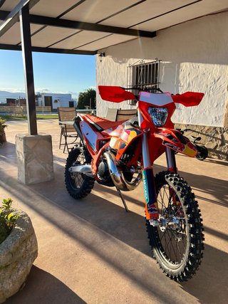 KTM 300 EXC Enduro Moto Naranja y Blanca