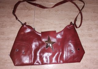 Bolso de mano burdeos con estrella