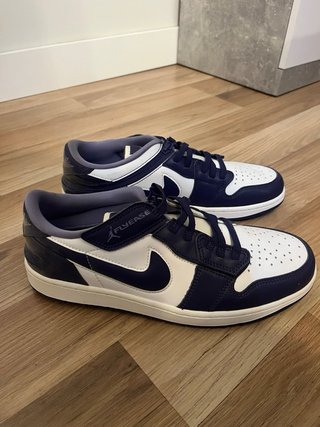 Air Jordan 1 Low FlyEase morado/blanco