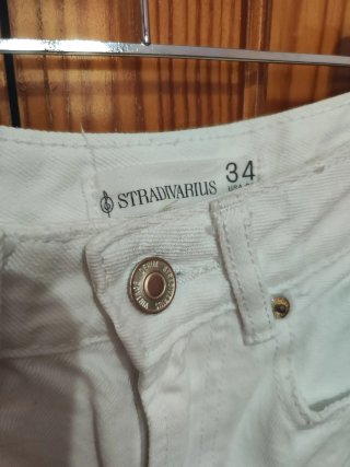 Bermudas Stradivarius blancas.
