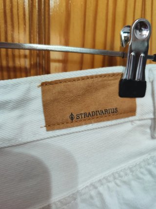 Bermudas Stradivarius blancas.