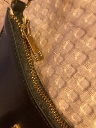 Bolso Zara Negro con Detalle Dorado