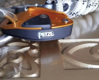 Bandolera Petzl Negra y Naranja