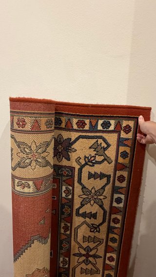 Alfombra artesanal estilo persa beige y roja