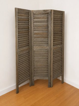 Biombo de madera gris