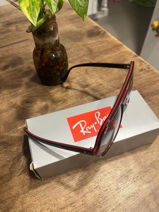 Gafas de sol Ray-Ban negras y rojas