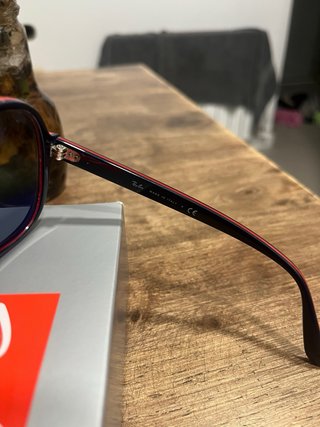 Gafas de sol Ray-Ban negras y rojas