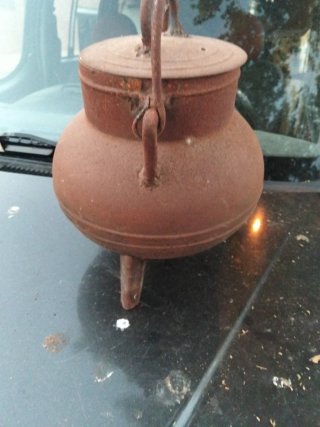 Pote de hierro fundido antiguo