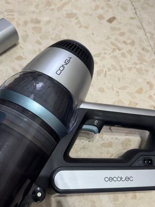 Aspirador vertical con accesorios