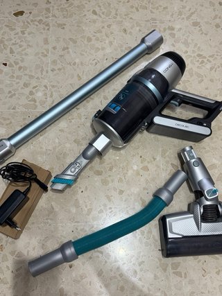 Aspirador vertical con accesorios