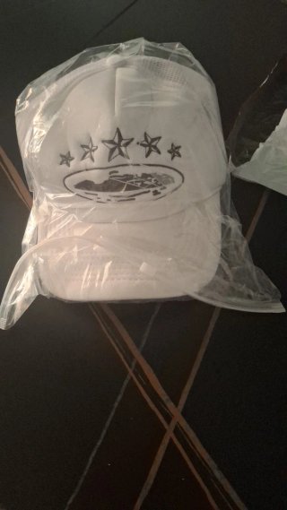 Gorra trucker blanca con diseño de estrellas
