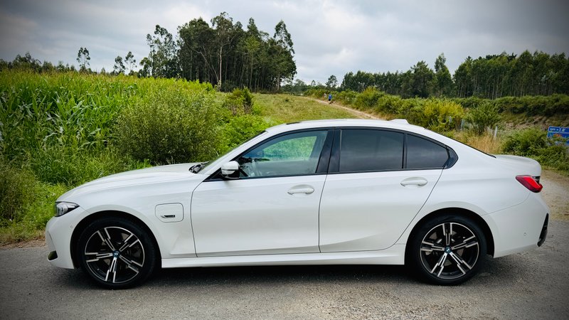 BMW Serie 3 2023, foto 2