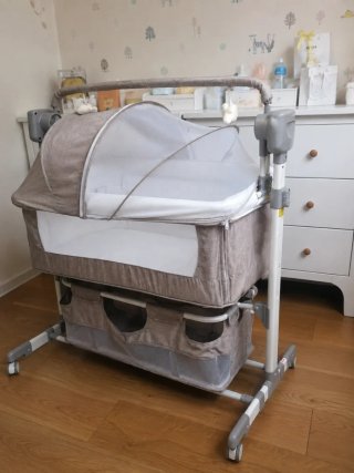 Cuna de bebé con mosquitera